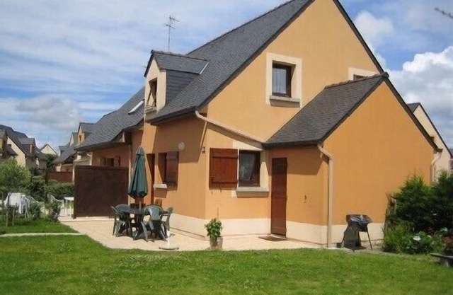 House in a charming residence with pool 300 m from the sea