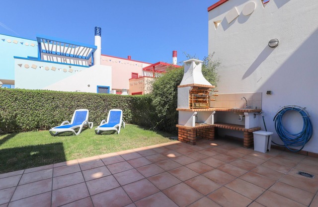 House in condominium with swimming pool 650m from the beach by AlgarveManta (51V3)