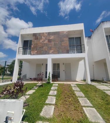 House in front of the Maya Playa del Carmen train