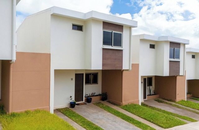 House in la libertad, a few minutes from surf city and shopping malls