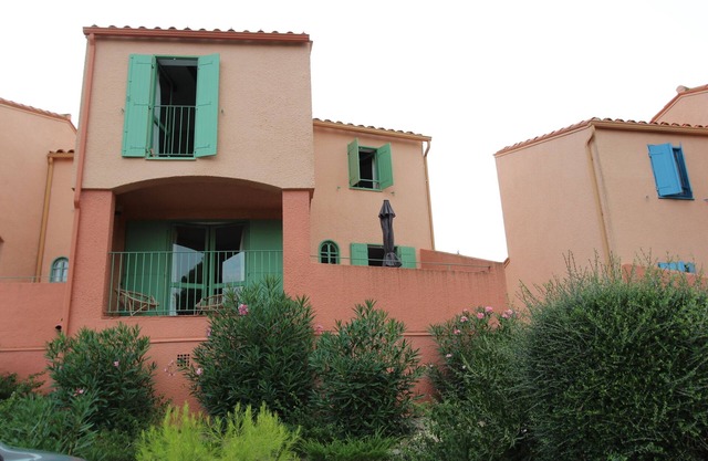 House in quiet residence with swimming pool, tennis, 10 minutes from the beach.