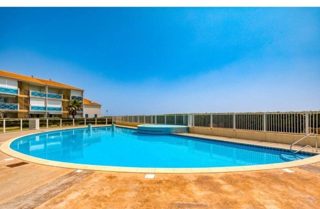 House in residence with swimming pool and direct access to the beach