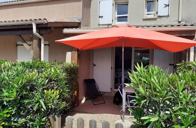 House in secure residence with swimming pool