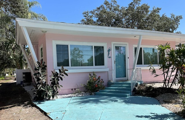 House of Sirenity: Mid Century Beach Bungalow in Artsy Gulfport!