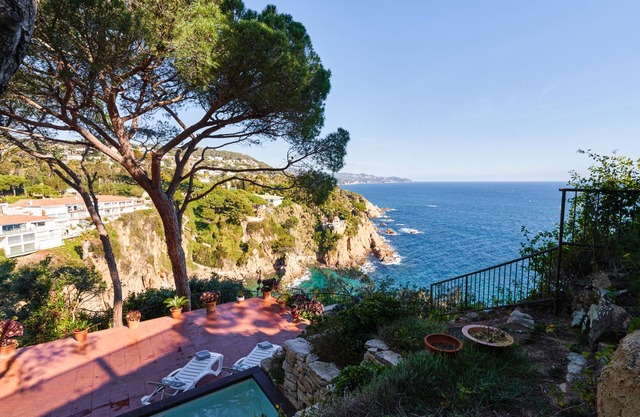 House on a cliff with beautiful views of the sea and pool with Jacuzzi