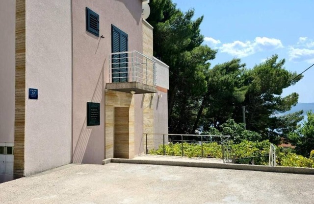 House Pine tree (100231-K1) - Lokva Rogoznica