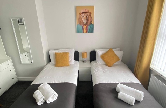 House - Sleeps 6 - Pet friendly - Parking