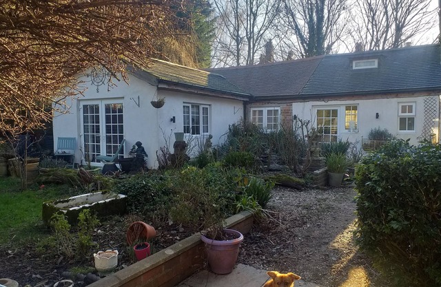 House - Sleeps 2, pet friendly & free parking