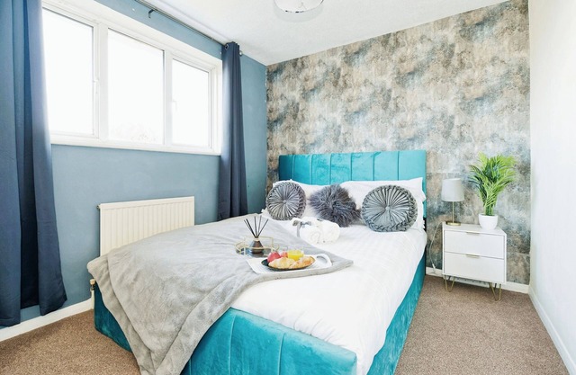 House - Sleeps 6 - Garden - Parking