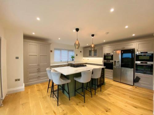 House - Sleeps 9 & Private Garden