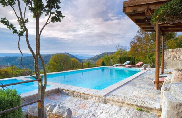 House sound of nature by Villas Guide