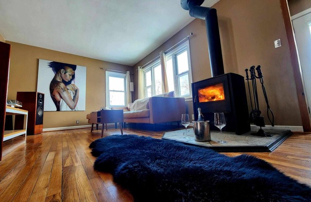 House W/Gym, Sauna, Espresso Machine, EV charger