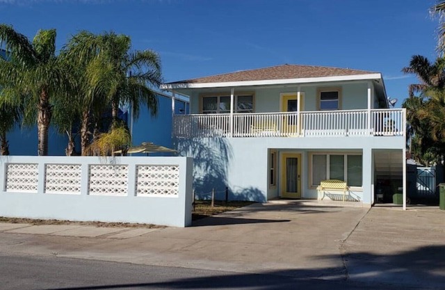 House w/Private Pool - Walking distance to beach