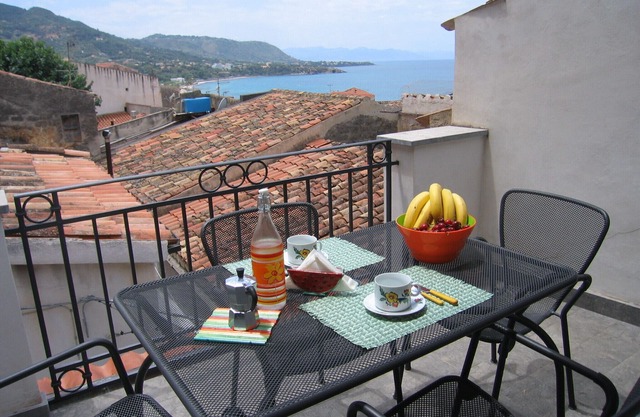 House with character in the historical centre, with terrace and sea view