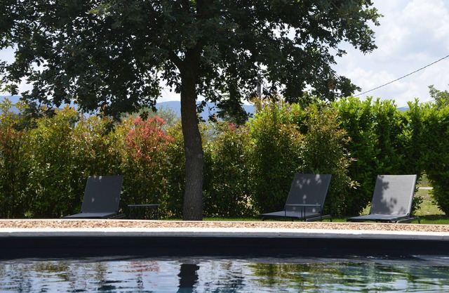 House with swimming pool, terrace and private garden with panoramic view of the Luberon mountains