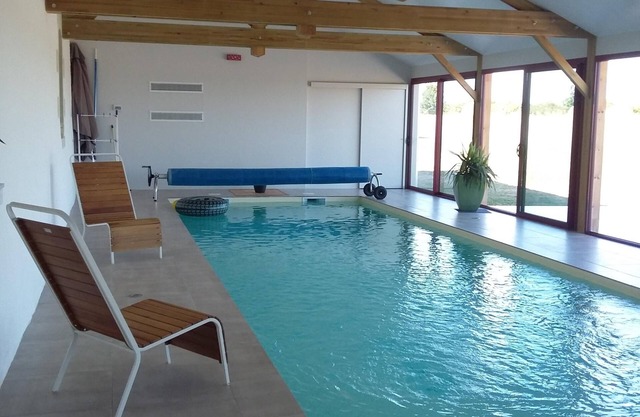 HOUSE WITH HEATED INDOOR SWIMMING POOL 10 persons