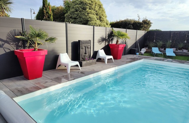 House with heated pool close to the beaches of Dinard, Saint-Malo and Dinan.