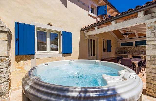 House With Hot tub near the Sea