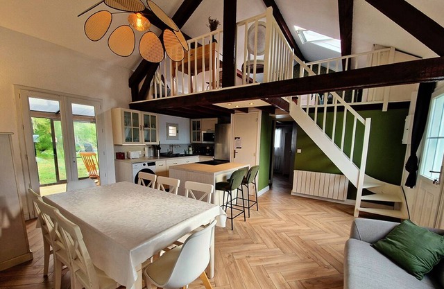 House with large garden 1 km from the beach. Ideal for families.