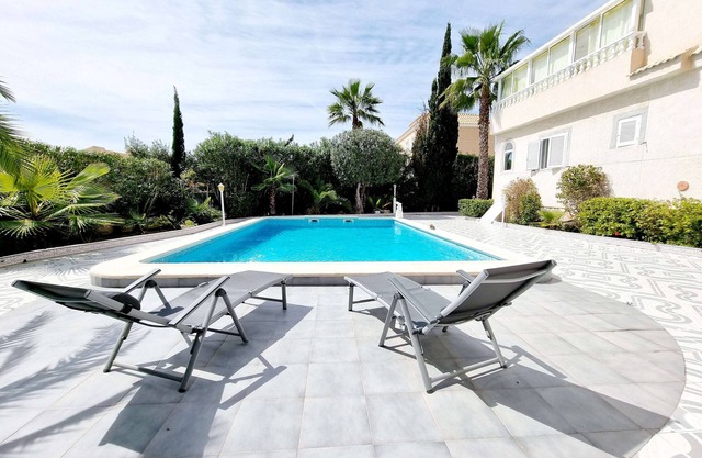 House With Pool In La Siesta