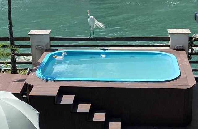 House with pool in Joá with access to the lagoon. (Rental of the entire space)