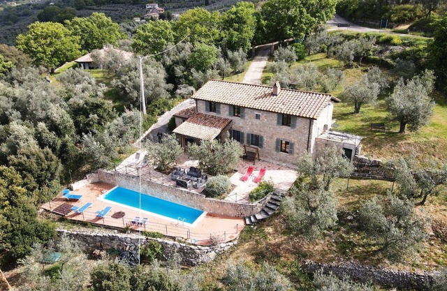 House with private pool & air conditioning at 500 meter from village. Great view