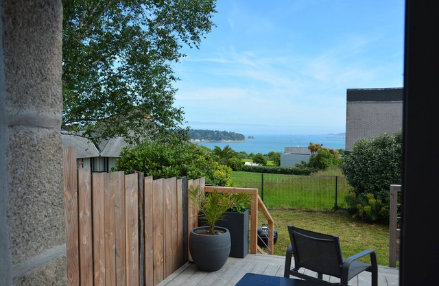 House with sea view and enclosed garden.