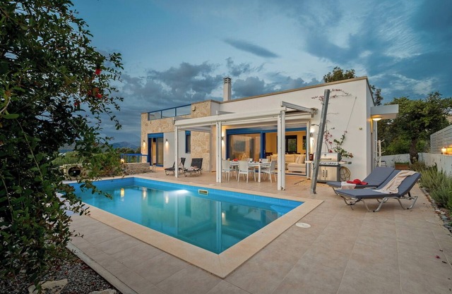 House with sea view. Family-friendly.