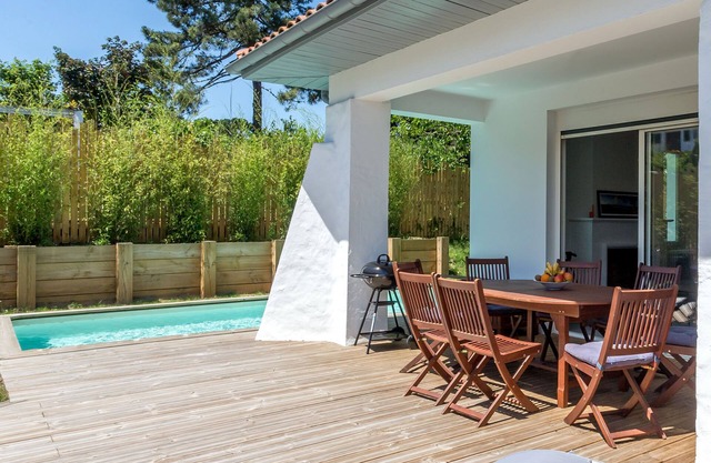 House with swimming pool close to beaches