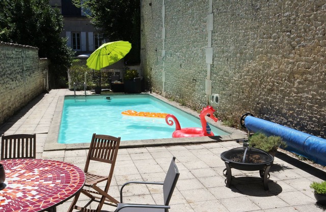 House with swimming pool quiet area Cognac center