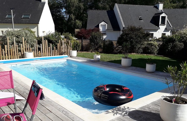 House with swimming pool, between land and sea