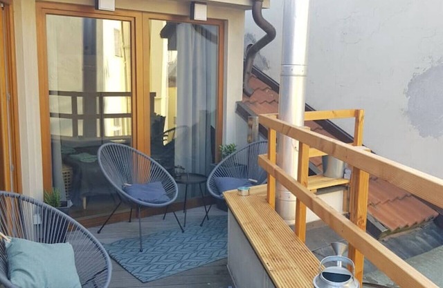 Huge 3-Bed Duplex w Sauna, Jacuzzi, Terrace & AC