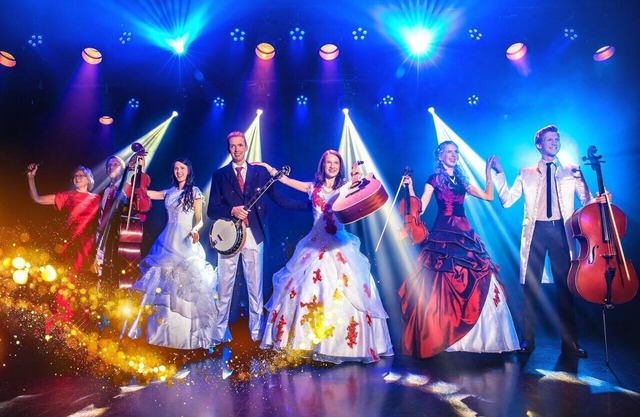 Huge 4BDR/3BA cottage in Stormy Point Village with fireplace and rec room!