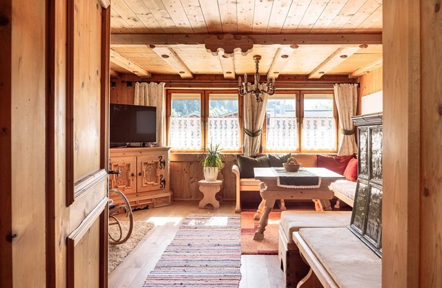 Huge chalet apartment; SAUNA, SKI bike room, elevator! 2 minutes walk to the ski bus