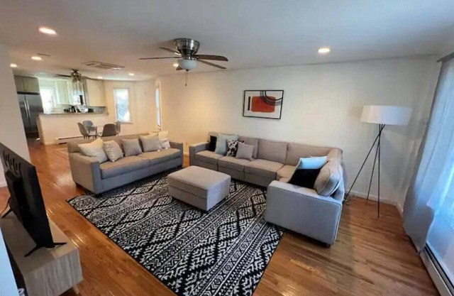 Huge house by NWK Airport and 20 mins to NYC