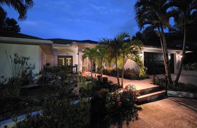 Huge Playroom, Jacuzzi, Fire Pit, Pool & Tiki Hut