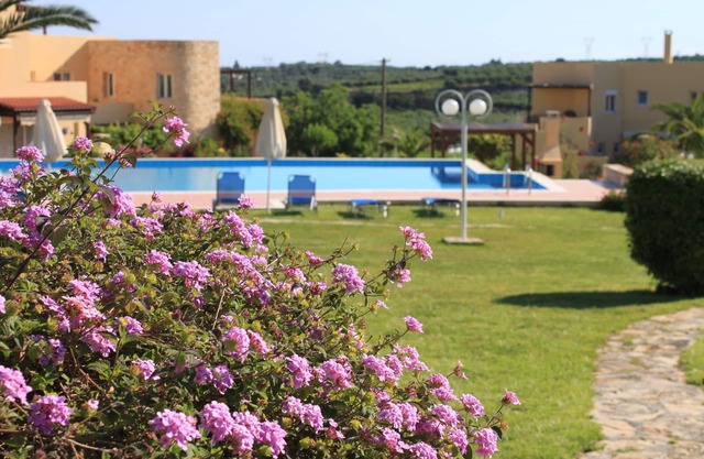 HUGE POOL in LUXURIOUS residency