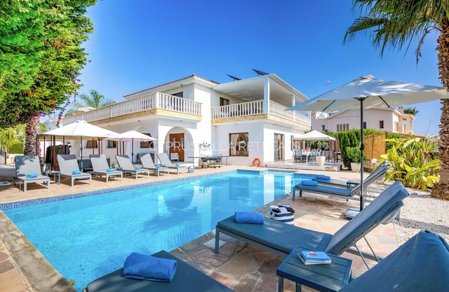 Huge Villa, 1 Min From Beach, Private Heated Pool, Hot Tub
