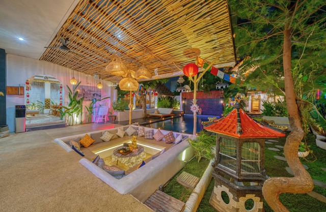 Huge Villa with 2 Pools, 3 Minute Ride Beach