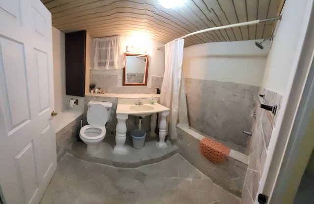 HUGH SALE - Spacious 2 bed apt 5mins from Sandy Lane and Holetown beaches.