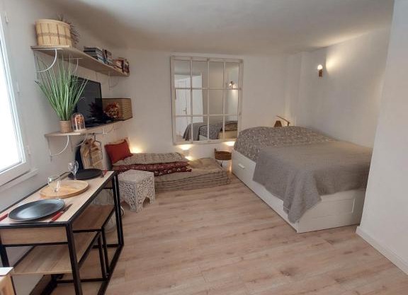 Hyères studio refait à neuf dans la cité médiévale