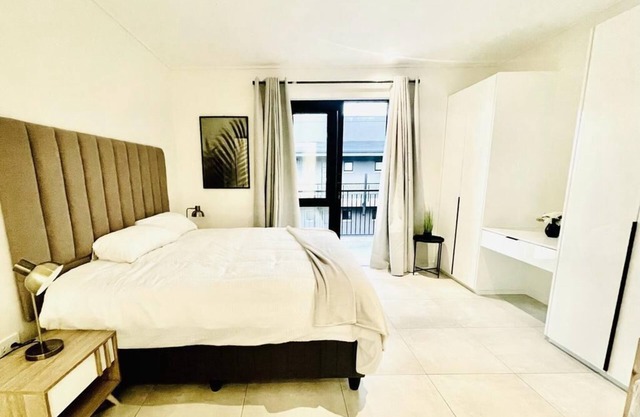 Hyde Park Cr Sandton Luxury Top Floor 2 BR End Unit W/Balcony No Load Shedding