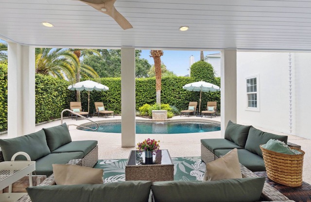 Hydrangea House in Gated Compass Point, sleeps 12 with a pool