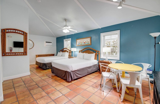 Ibis Suite | Bright Hideaway, Hot Tubs, Steps from Duval!