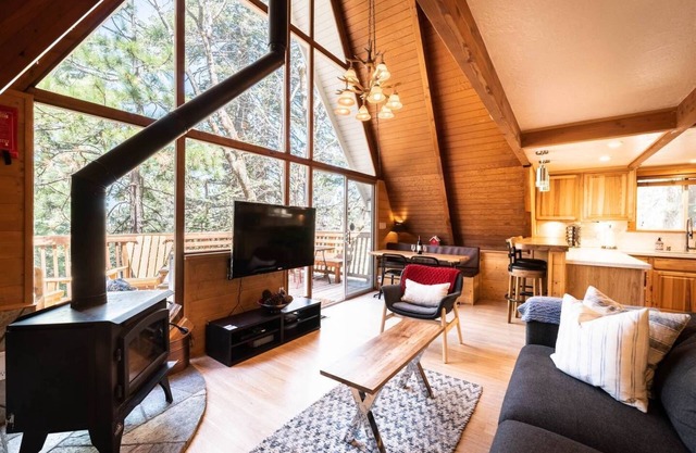 Iconic modernized A-frame Cabin in Lake Arrowhead/hot tub/dog friendly