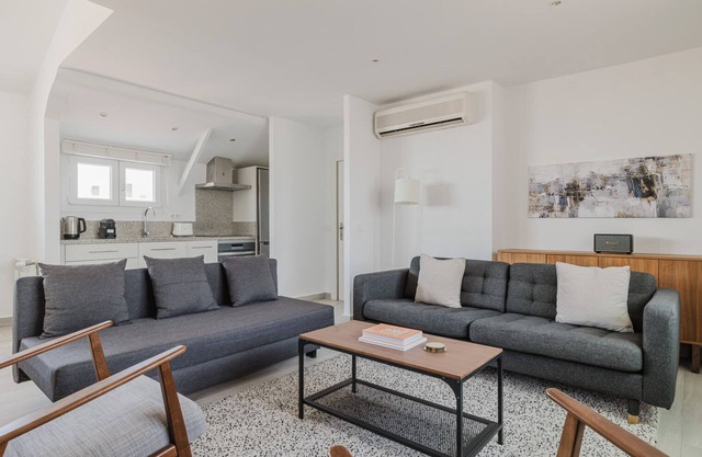 Ideal Chueca Justicia 2BR w/Balcony, Elev & Doorman, by Blueground