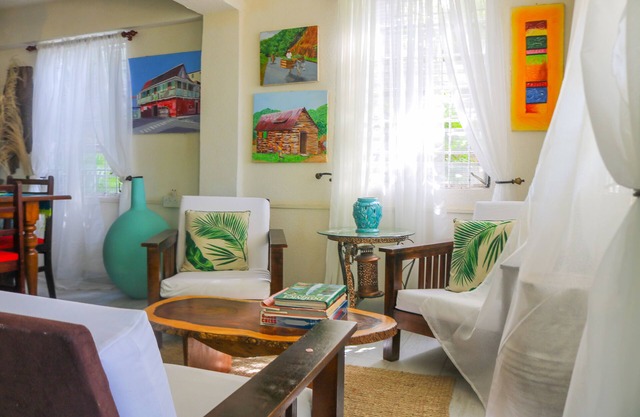 Ideally located, minutes walk to the city, groups family and corporate suited