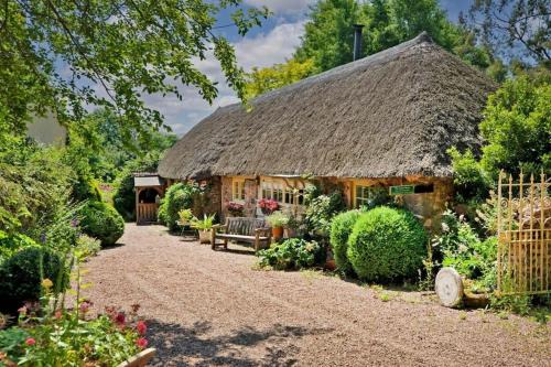 Idyllic English Thatched Cottage - The Coach House