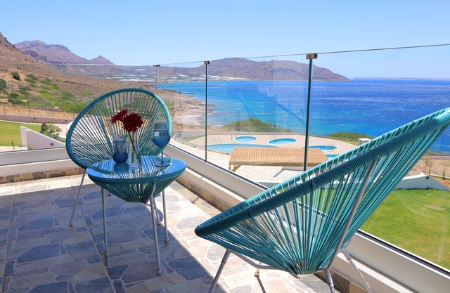 Idyllic Luxury Villa: Swimming Pool with Sunfilled View on Mountain and Sea