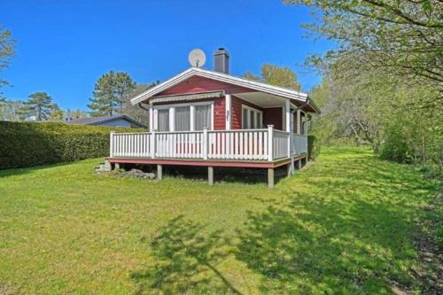 Idyllisk sommerhus kun 200m fra Klint strand